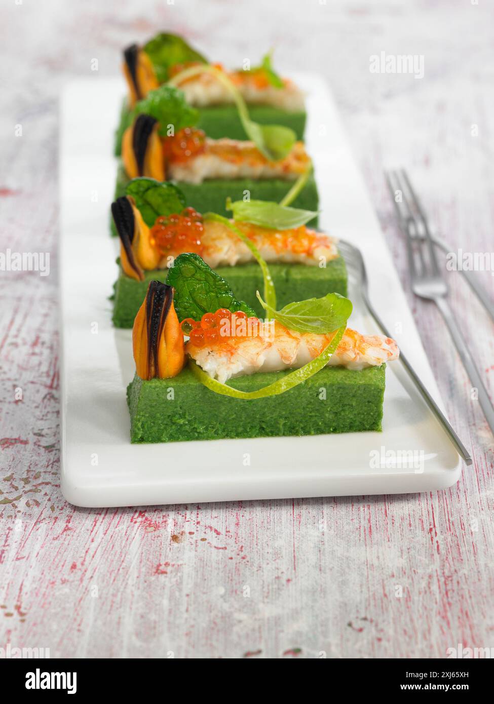 Spinaci Flan con gamberi della baia di Dublino, cozze, uova di trota e menta Foto Stock