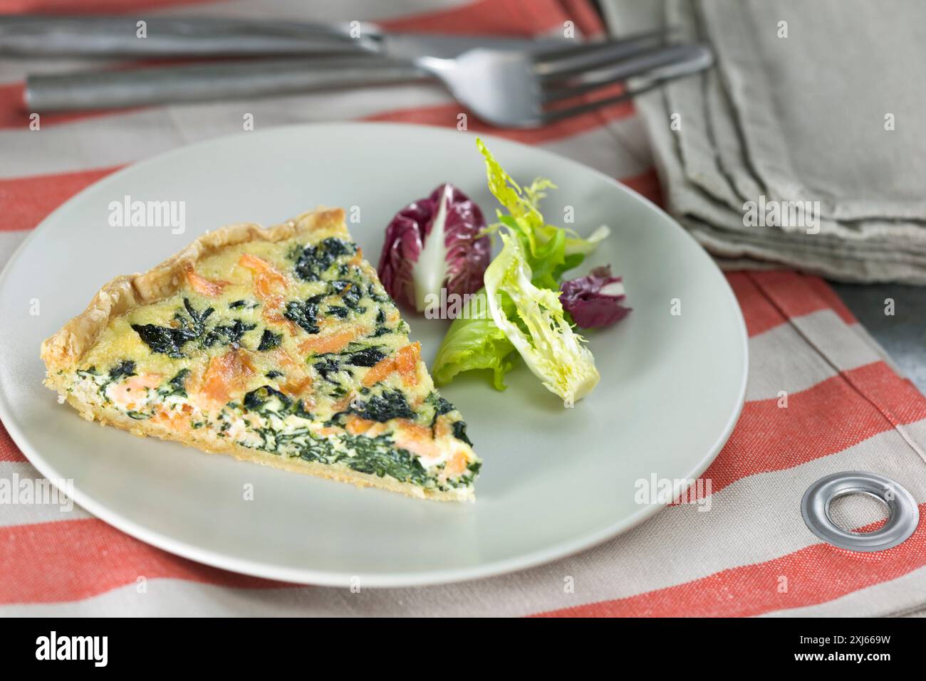 Porzione di crostata di salmone e spinaci Foto Stock