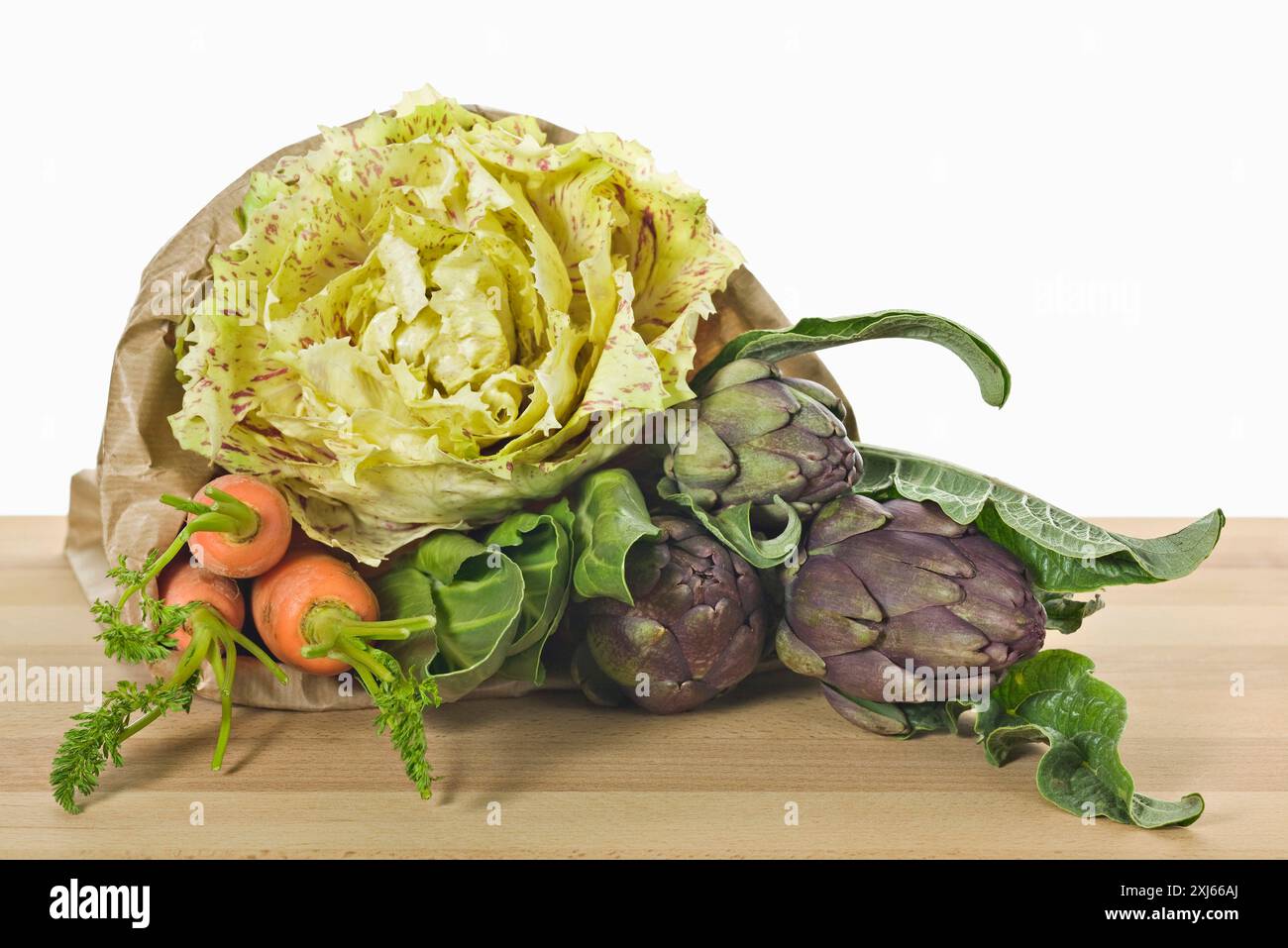 Sacchetto di carta marrone di verdure oraganiche: Lattuga italiana Trevise, carote, carciofi e barbabietole Foto Stock