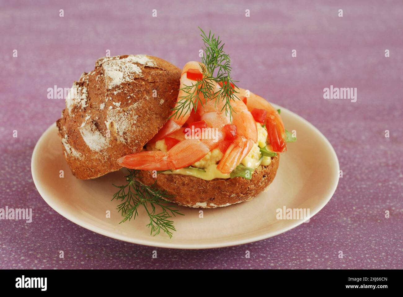 Mini pane rustico con uova strapazzate e gamberetti Foto Stock