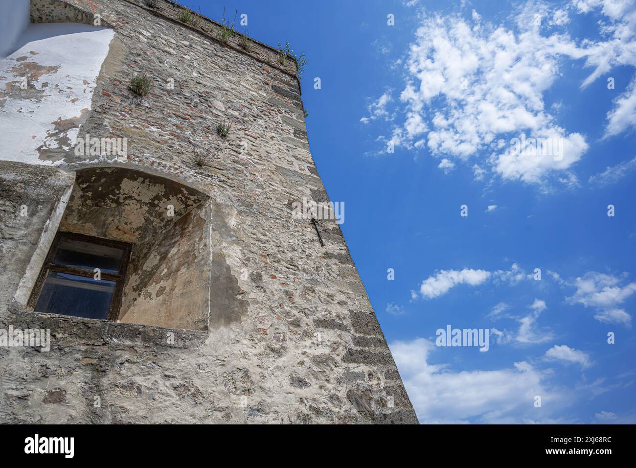 Torre del castello di pietra contro il cielo. Foto Stock