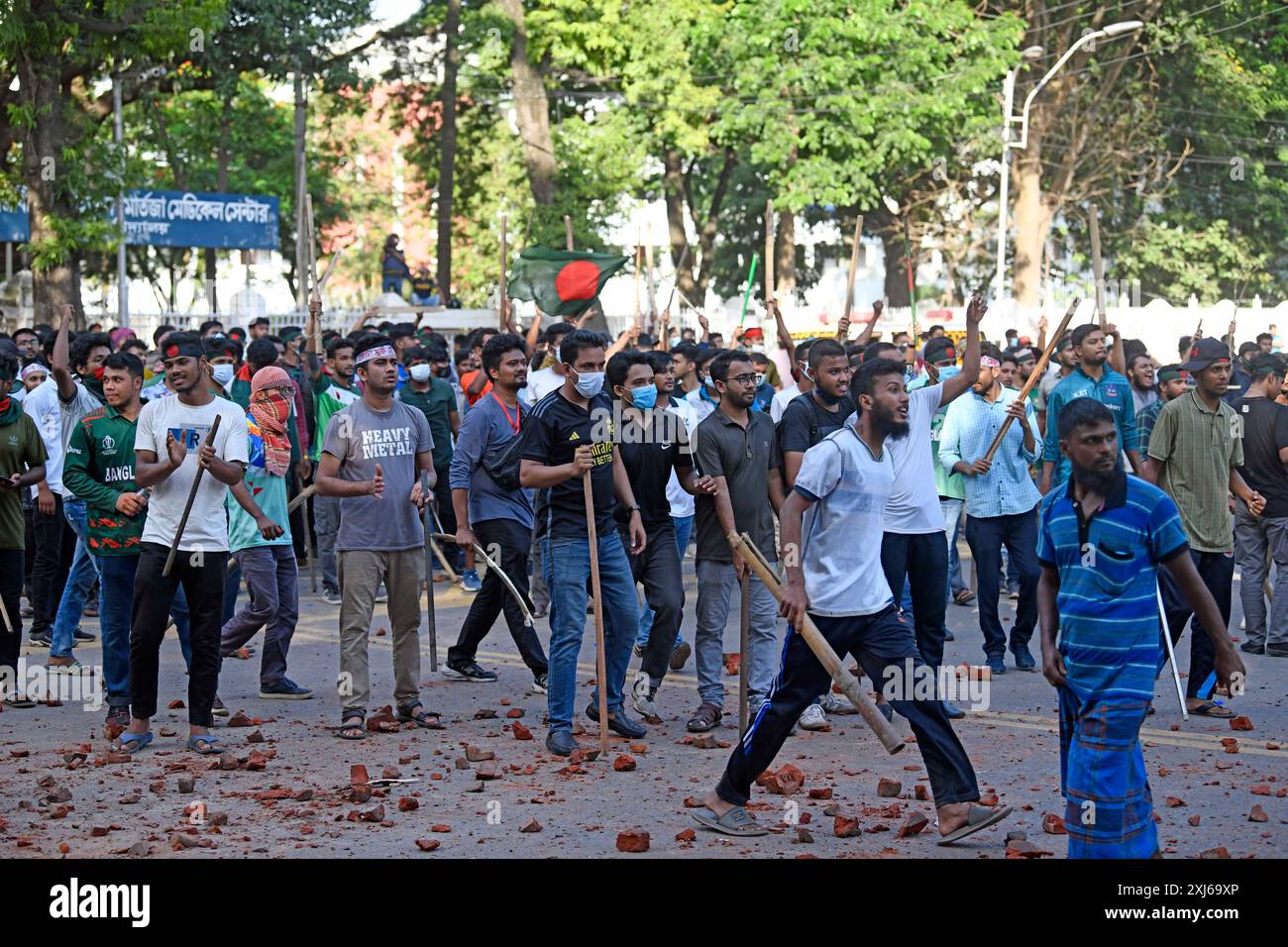 Dacca, Bangladesh. 16 luglio 2024. Manifestanti anti anti-quota e studenti che sostengono il partito al governo Awami League Party Clash a Dhaka. (Foto di Piyas Biswas/SOPA Images/Sipa USA) credito: SIPA USA/Alamy Live News Foto Stock