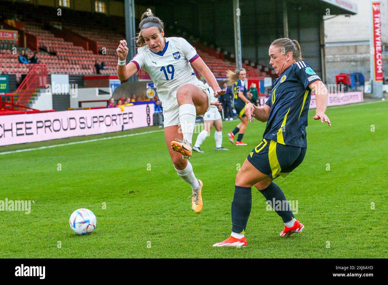 Glasgow, Regno Unito. 16 luglio 2024. La Scozia ha giocato con la Serbia al Firhill Stadium di Glasgow, Scozia, Regno Unito nelle qualificazioni al Campionato europeo femminile 2025. Il punteggio è stato la Scozia 1-0, la Serbia e il gol vincente è stato segnato da Kirsty Hanson (Scozia 10) in 42 minuti. Hanson fu anche premiato come "giocatore della partita". Crediti: Findlay/Alamy Live News Foto Stock