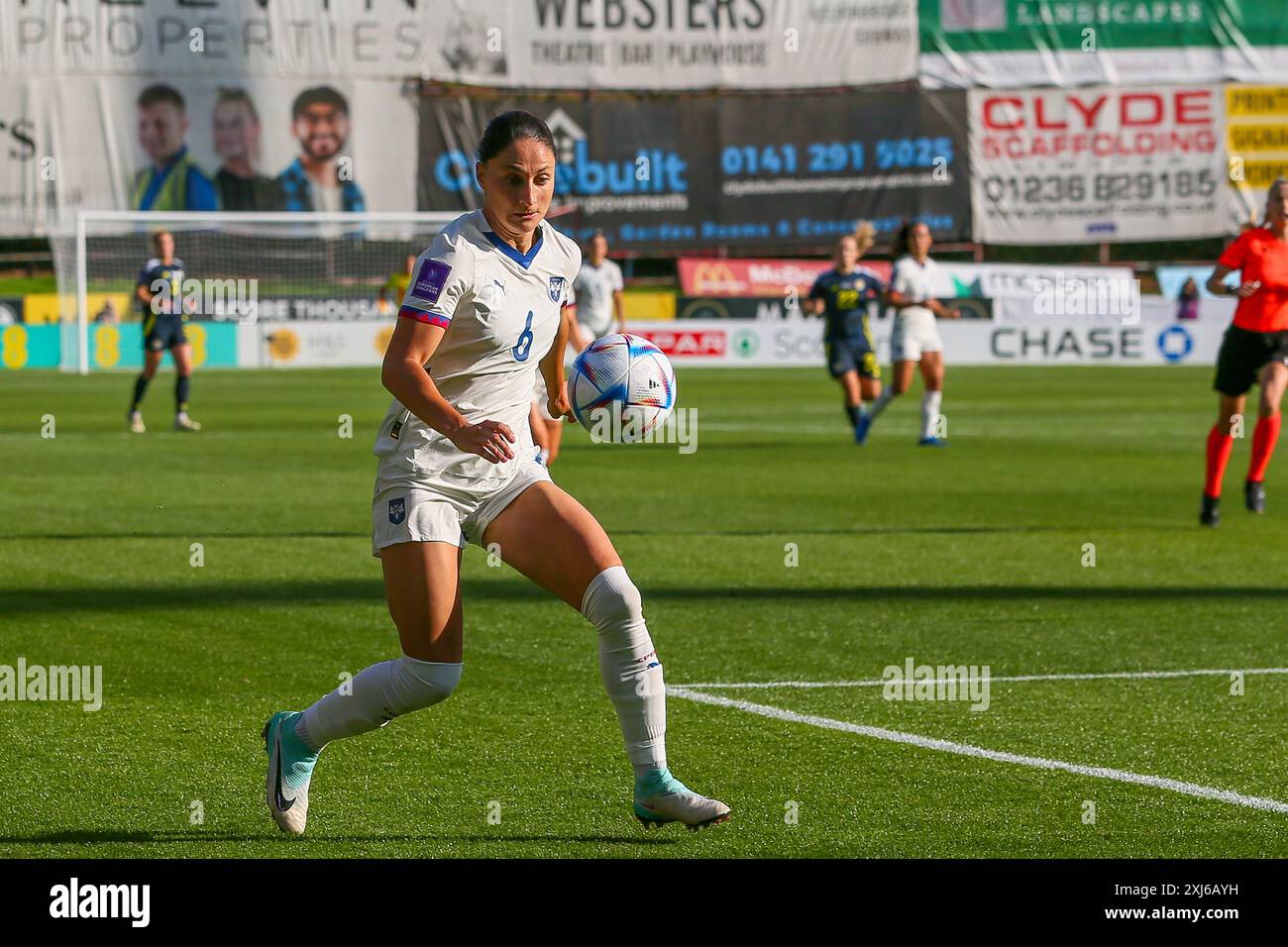 Glasgow, Regno Unito. 16 luglio 2024. La Scozia ha giocato con la Serbia al Firhill Stadium di Glasgow, Scozia, Regno Unito nelle qualificazioni al Campionato europeo femminile 2025. Il punteggio è stato la Scozia 1-0, la Serbia e il gol vincente è stato segnato da Kirsty Hanson (Scozia 10) in 42 minuti. Hanson fu anche premiato come "giocatore della partita". Crediti: Findlay/Alamy Live News Foto Stock
