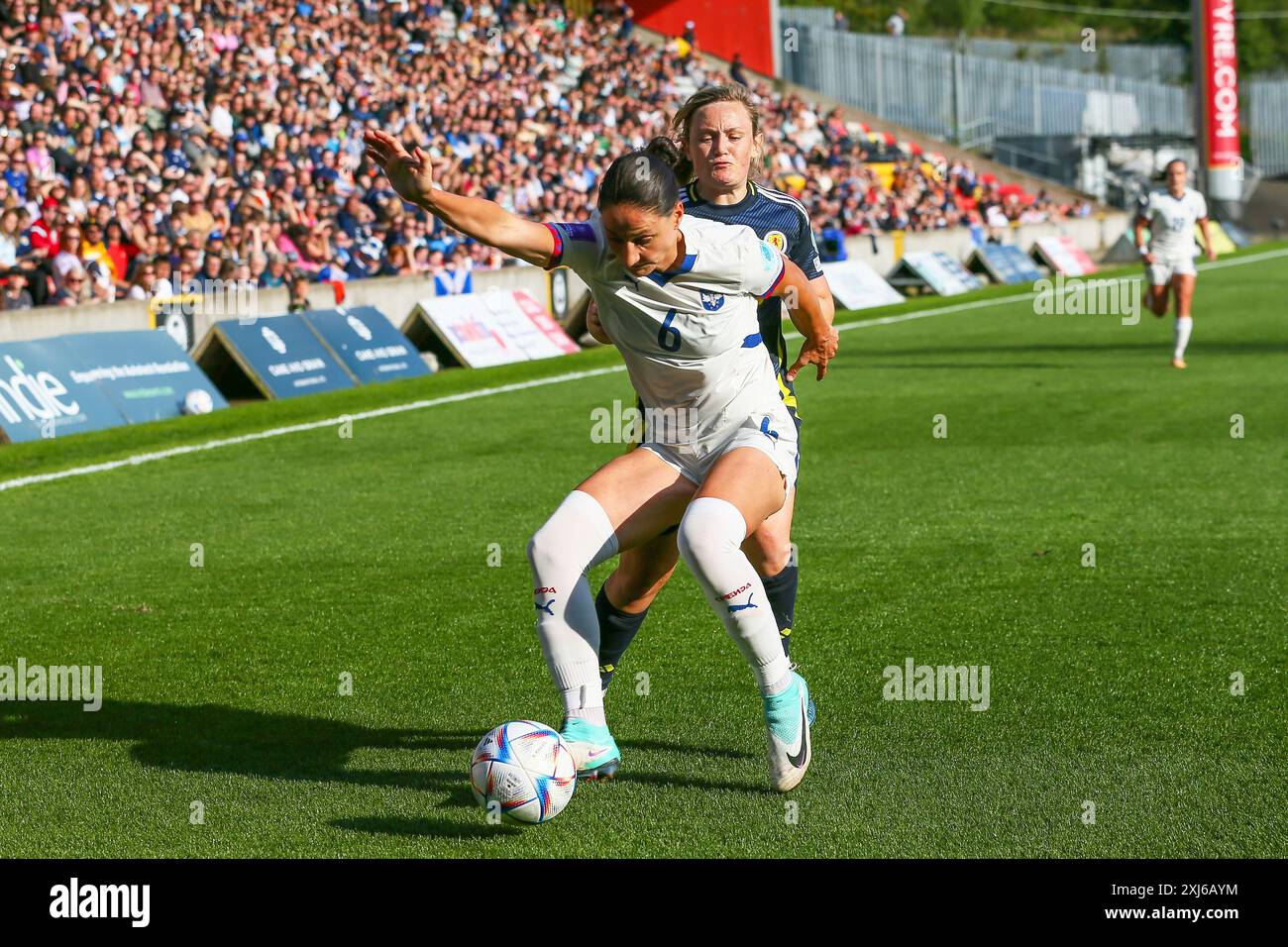 Glasgow, Regno Unito. 16 luglio 2024. La Scozia ha giocato con la Serbia al Firhill Stadium di Glasgow, Scozia, Regno Unito nelle qualificazioni al Campionato europeo femminile 2025. Il punteggio è stato la Scozia 1-0, la Serbia e il gol vincente è stato segnato da Kirsty Hanson (Scozia 10) in 42 minuti. Hanson fu anche premiato come "giocatore della partita". Crediti: Findlay/Alamy Live News Foto Stock