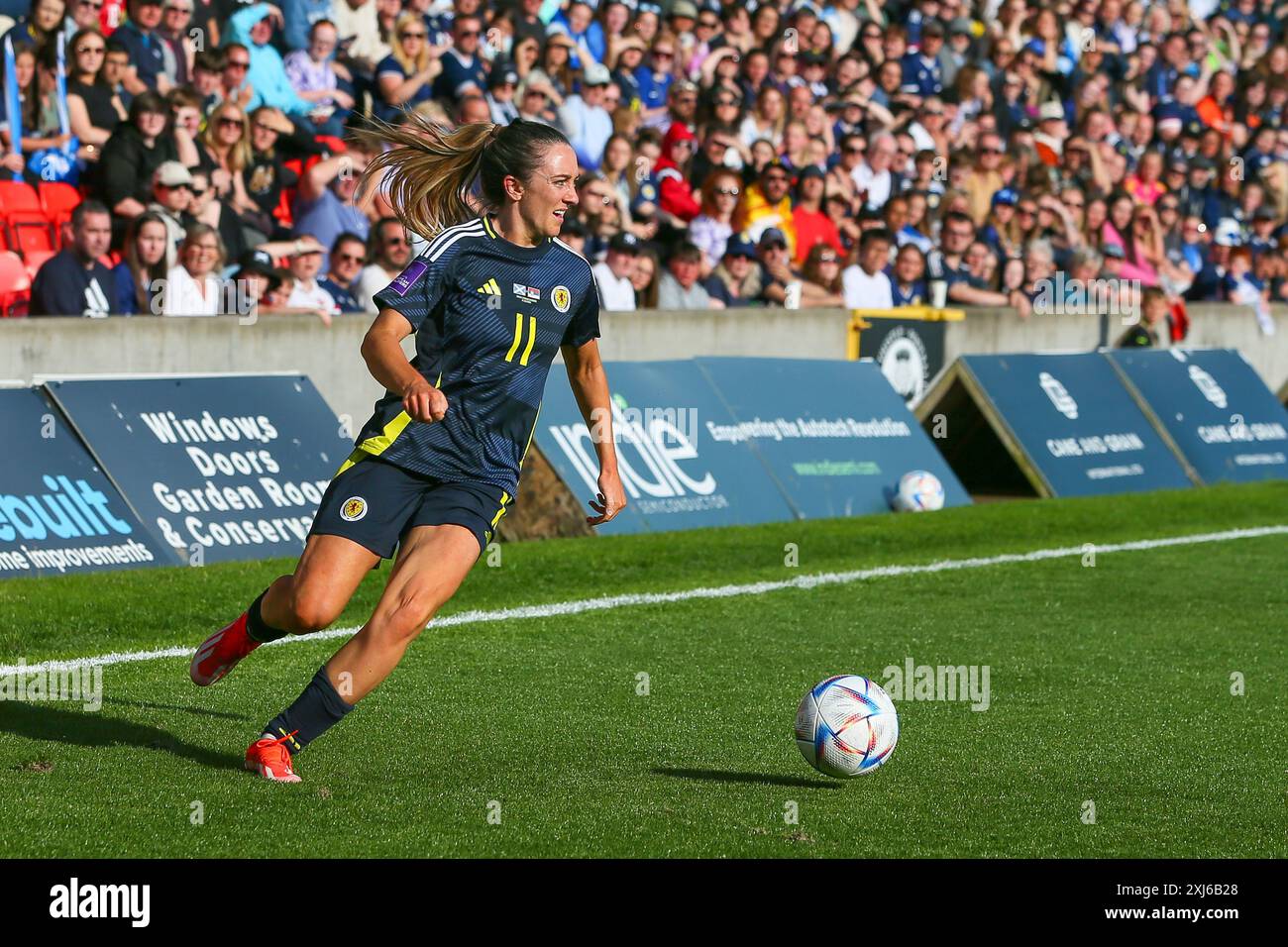 Glasgow, Regno Unito. 16 luglio 2024. La Scozia ha giocato con la Serbia al Firhill Stadium di Glasgow, Scozia, Regno Unito nelle qualificazioni al Campionato europeo femminile 2025. Il punteggio è stato la Scozia 1-0, la Serbia e il gol vincente è stato segnato da Kirsty Hanson (Scozia 10) in 42 minuti. Hanson fu anche premiato come "giocatore della partita". Crediti: Findlay/Alamy Live News Foto Stock