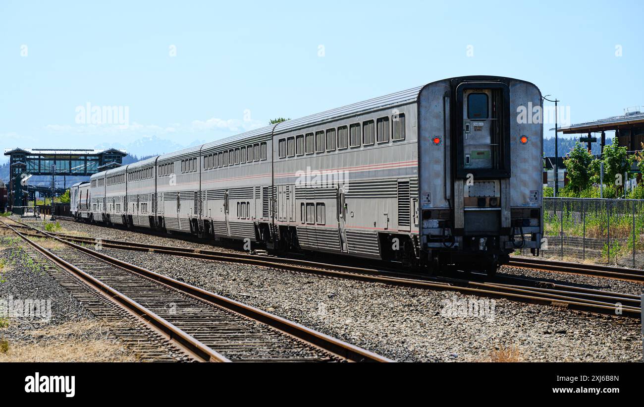 Mukilteo, Washington, Stati Uniti d'America - 11 luglio 2024; treno a letto Amtrak Empire Builder che passa Mukilteo verso Seattle Foto Stock