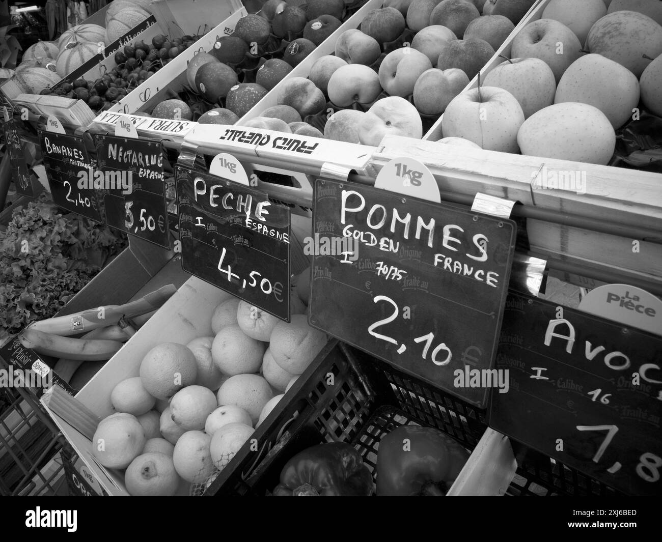 Bancarella di frutta e verdura al mercato Foto Stock