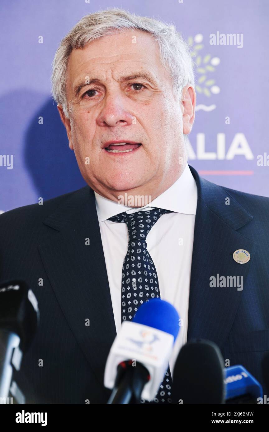 Villa San Giovanni, Italia. 16 luglio 2024. Il Vicepresidente Antonio Tajani parla con i giornalisti della sede del G7 il Vicepresidente Antonio Tajani, Ministro degli affari Esteri e della cooperazione Internazionale, ha tenuto una conferenza stampa con i giornalisti all'incontro del Ministro del commercio del gruppo dei sette (G7) a Villa San Giovanni, Italia. Credito: SOPA Images Limited/Alamy Live News Foto Stock