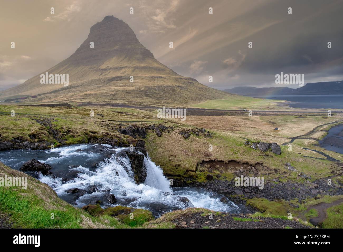 Kirkjufell (montagna della Chiesa) e Kirkjufellsfoss, Grundarfjordur, penisola di Snaefellsnes, Islanda Foto Stock
