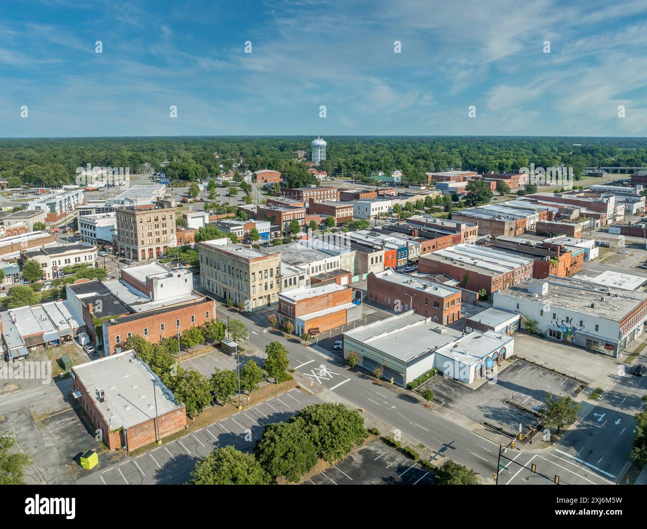 Vista aerea della contea di Rocky Mount Nash, North Carolina, tipica cittadina degli Stati Uniti con la strada principale, la chiesa metodista e gli edifici pubblici Foto Stock