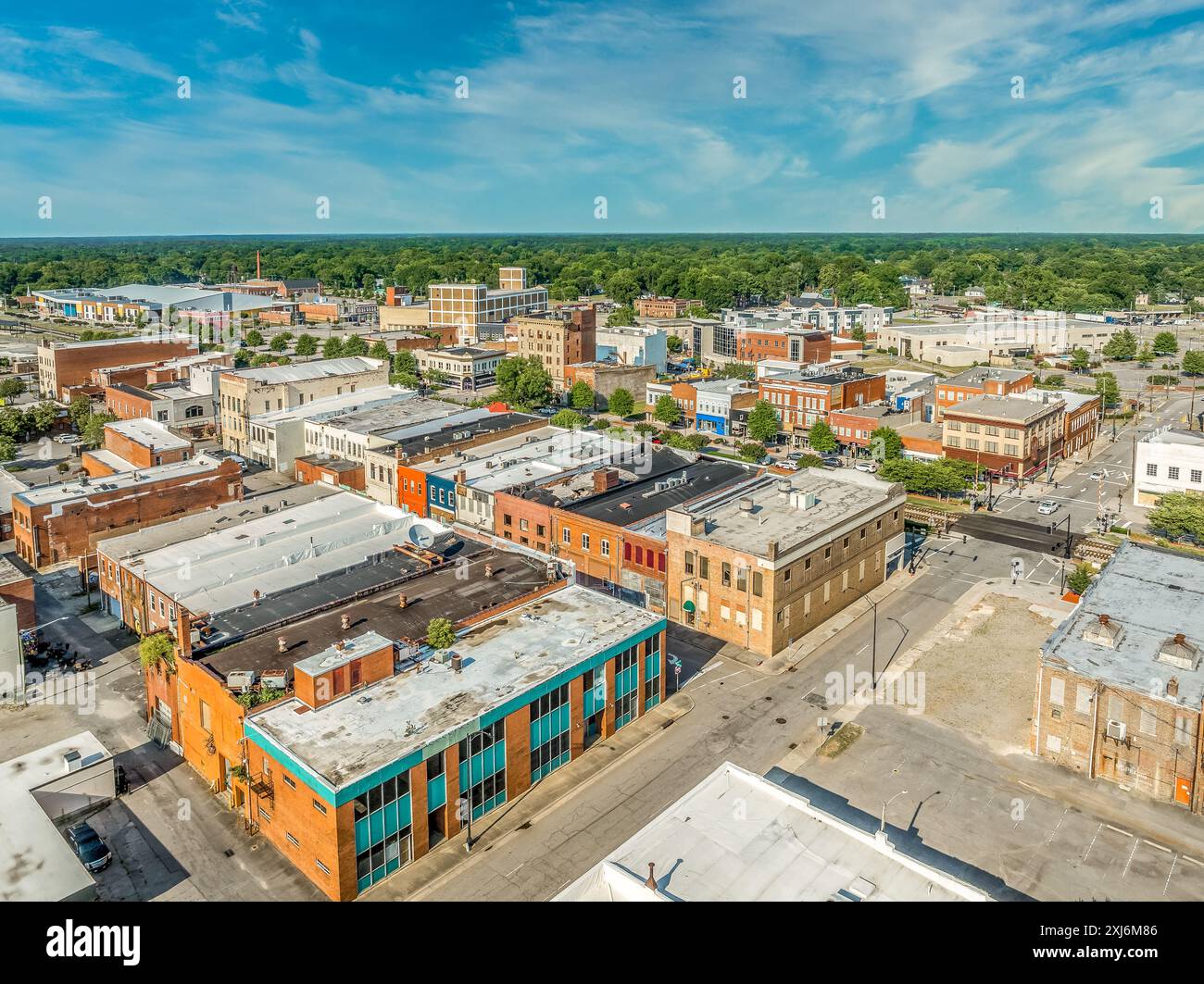 Vista aerea della contea di Rocky Mount Nash, North Carolina, tipica cittadina degli Stati Uniti con la strada principale, la chiesa metodista e gli edifici pubblici Foto Stock