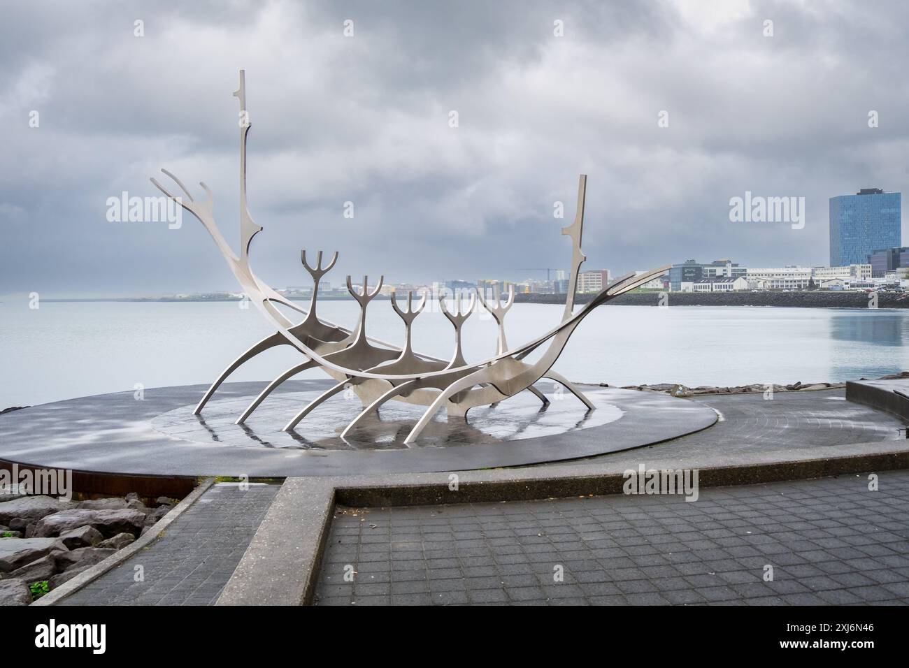 Scultura in acciaio Sun Voyager (Solfa) lungo Saebraut Road, Reykjavik, Islanda Foto Stock