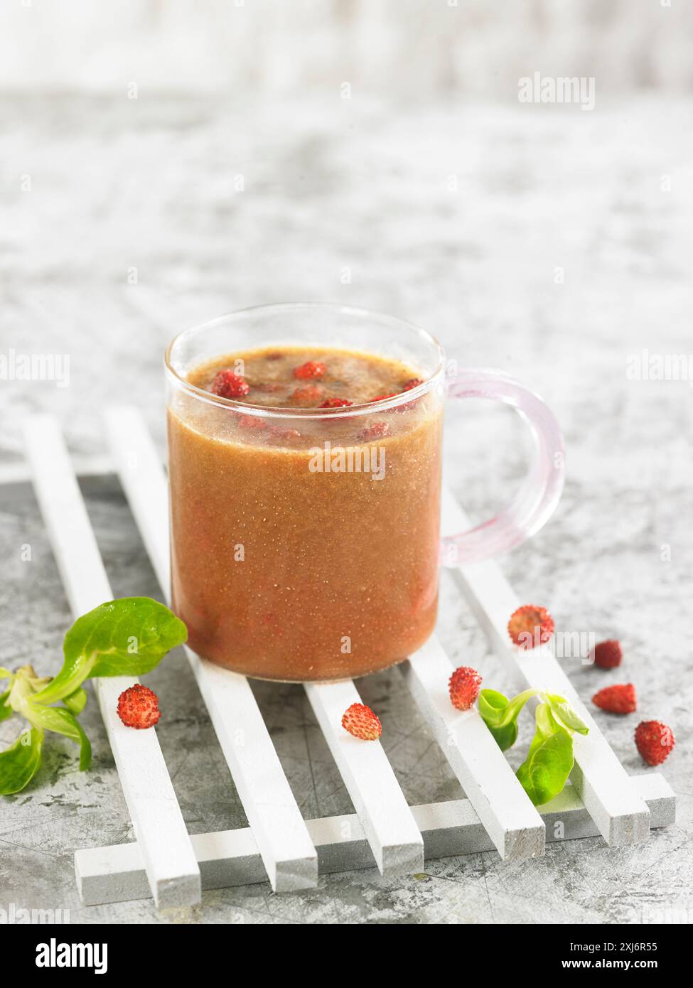 Fragola selvatica, arancia, menta e frullato di soia al pepe nero Foto Stock