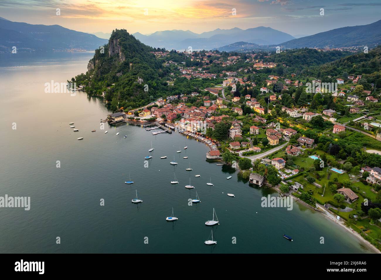 Veduta aerea delle barche ancorate nel Lago maggiore dalla Rocca di calde al tramonto, Castelveccana, Lombardia, Italia Foto Stock