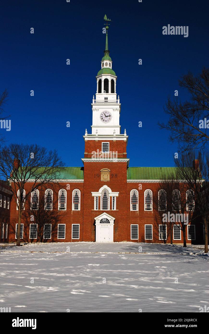La Baker Tower, un punto di riferimento iconico nel campus dell'Ivy League Dartmouth College, sorge in un campo di neve Foto Stock