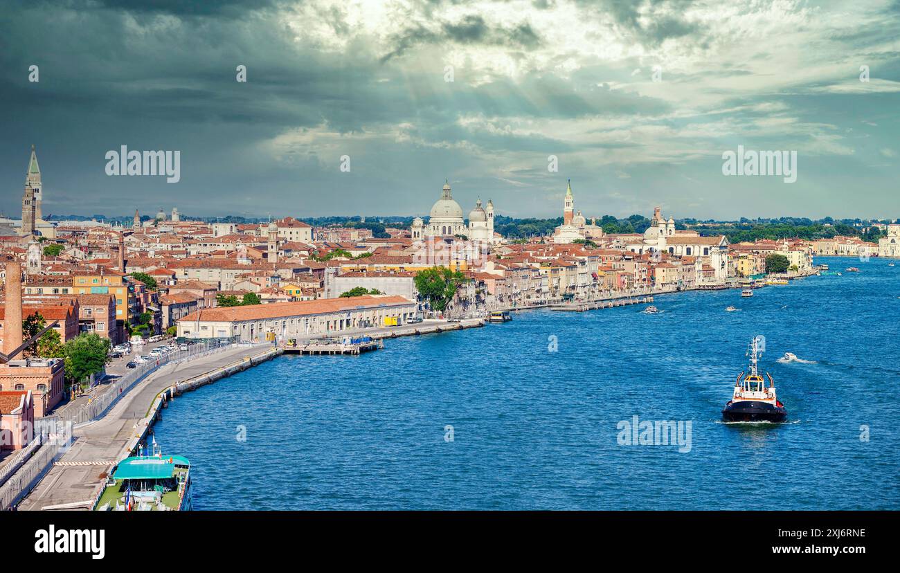 Vista aerea di un tugboat che naviga lungo la costa fino al porto di Venezia, Veneto, Italia Foto Stock