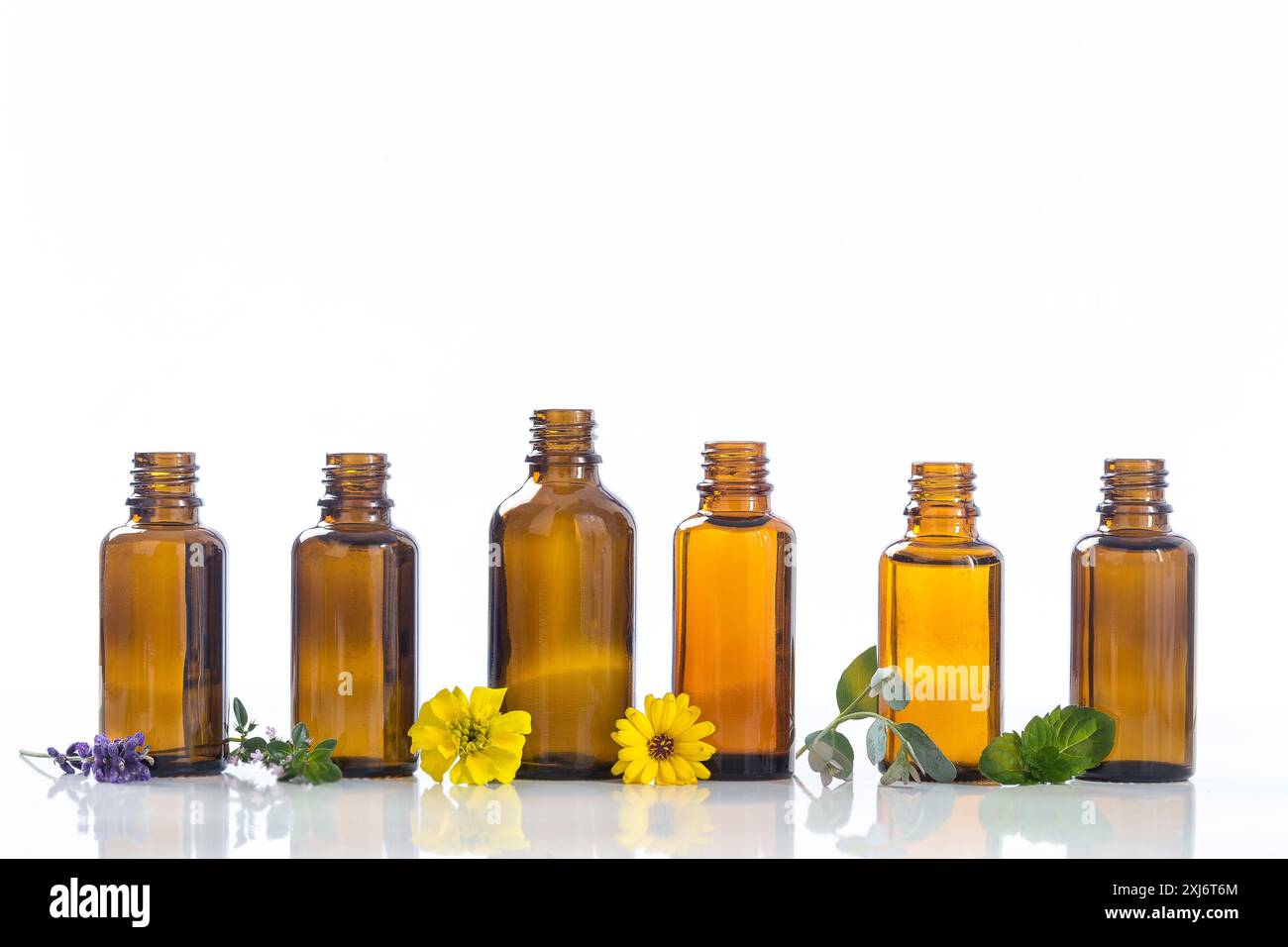 Assortimento di piccole bottiglie di olio essenziale Foto Stock