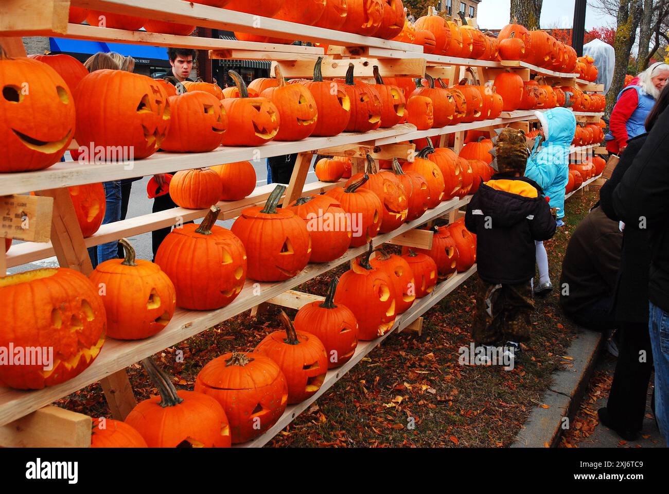 Centinaia di zucche fiancheggiano la piazza della città in occasione di un festival delle zucche di ottobre Foto Stock
