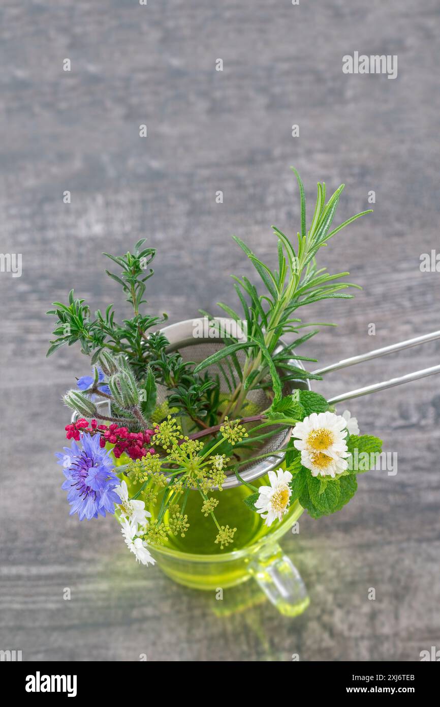 Infusione mista di fiori e erbe aromatiche Foto Stock
