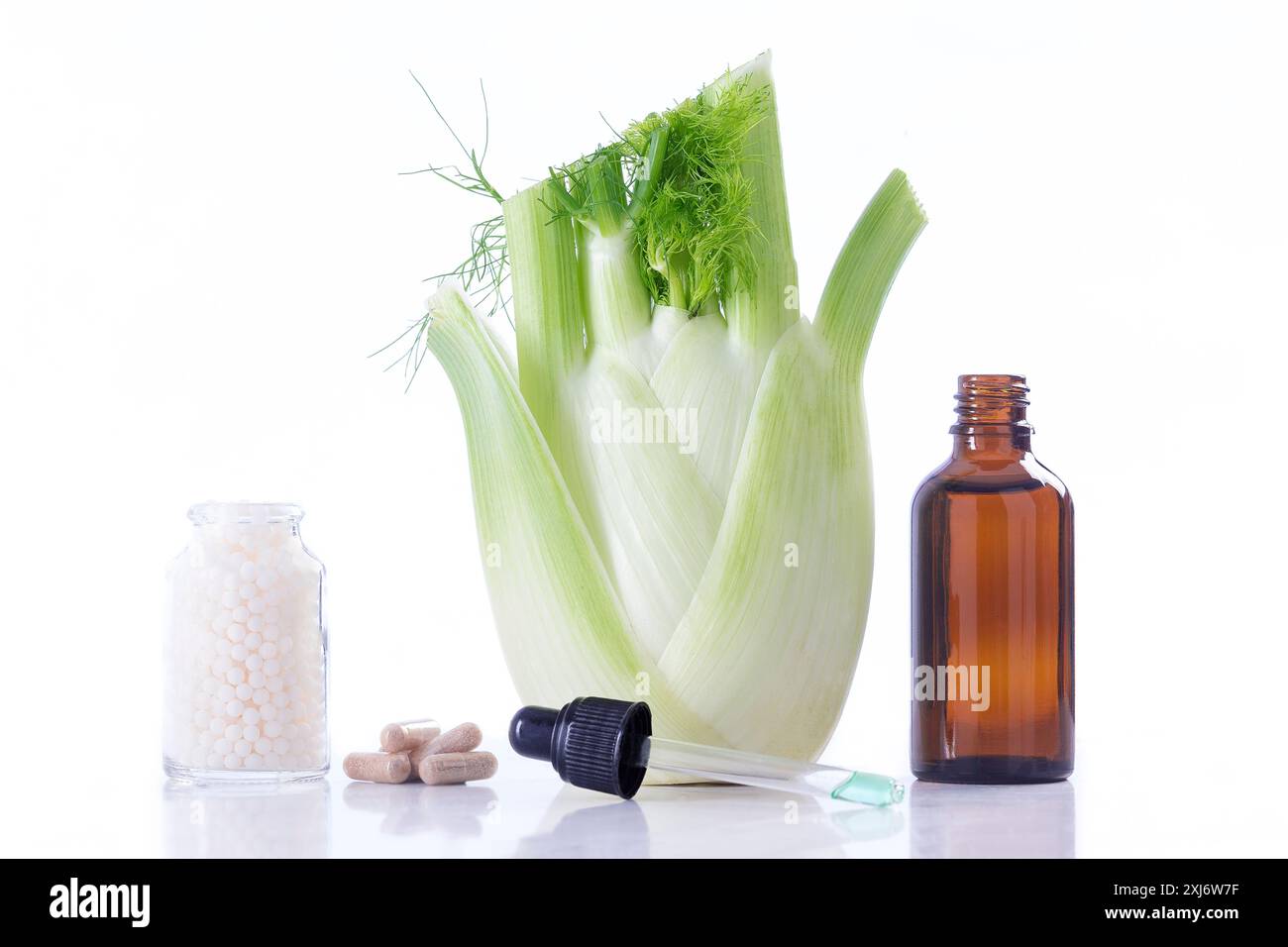 Finocchio, granuli, apsule, piccola bottiglia di olio essenziale e contagocce e su sfondo bianco Foto Stock