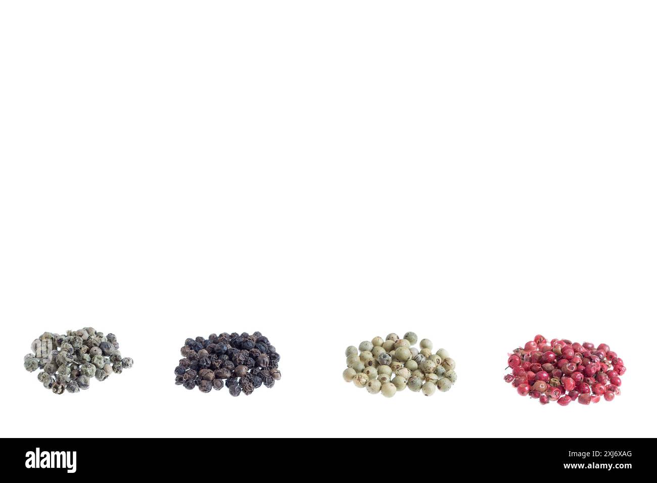 Fila di piccoli cumuli di diversi tipi di grani di pepe su sfondo bianco Foto Stock