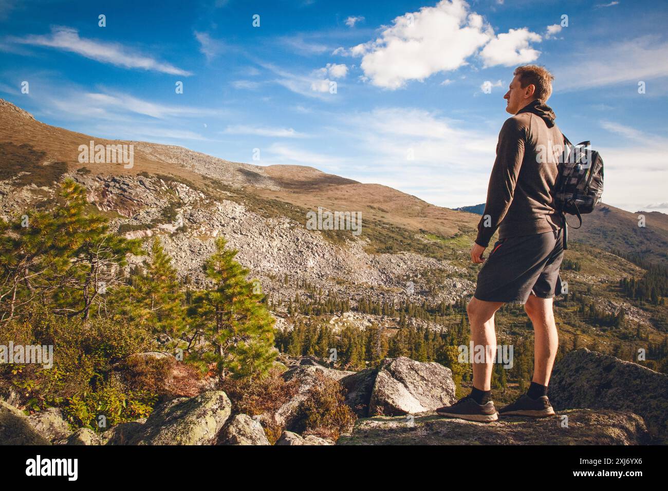 Un viaggiatore contempla la natura sulle alture Foto Stock