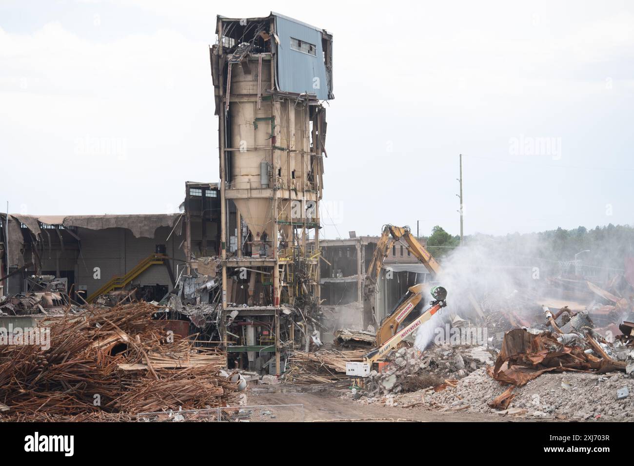 Gli equipaggi di demolizione elaborano e rimuovono tonnellate di materiali dalla centrale elettrica a carbone dismessa nel centro di Colorado Springs, Colorado. Foto Stock