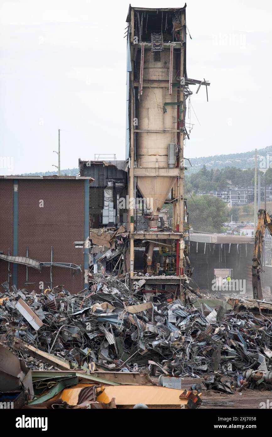 Gli equipaggi di demolizione elaborano e rimuovono tonnellate di materiali dalla centrale elettrica a carbone dismessa nel centro di Colorado Springs, Colorado. Foto Stock