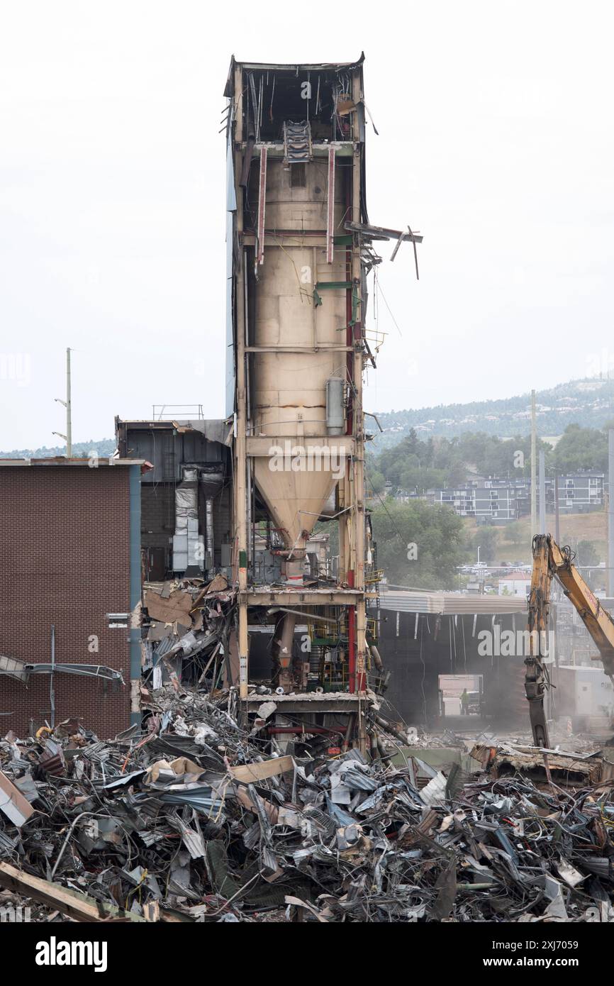 Gli equipaggi di demolizione elaborano e rimuovono tonnellate di materiali dalla centrale elettrica a carbone dismessa nel centro di Colorado Springs, Colorado. Foto Stock