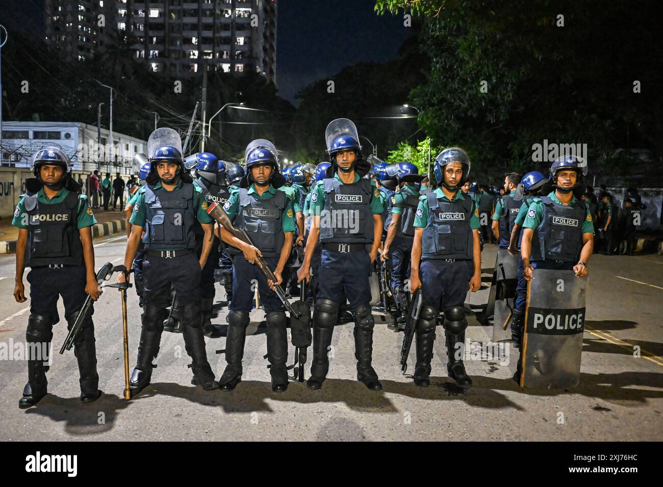 Dacca, Bangladesh. 16 luglio 2024. La polizia del Bangladesh prende posizione nella zona dell'Università di Dhaka, durante gli scontri tra i manifestanti anti anti-quota e i membri della Lega di Chhatra del Bangladesh (BCL) (ala studentesca del partito al potere). Almeno sei manifestanti sono stati uccisi in Bangladesh il 16 luglio durante violenti scontri tra gruppi studenteschi rivali per quote di posti di lavoro governativi, ha detto la polizia, un giorno dopo che più di 400 altri sono rimasti feriti. Credito: SOPA Images Limited/Alamy Live News Foto Stock