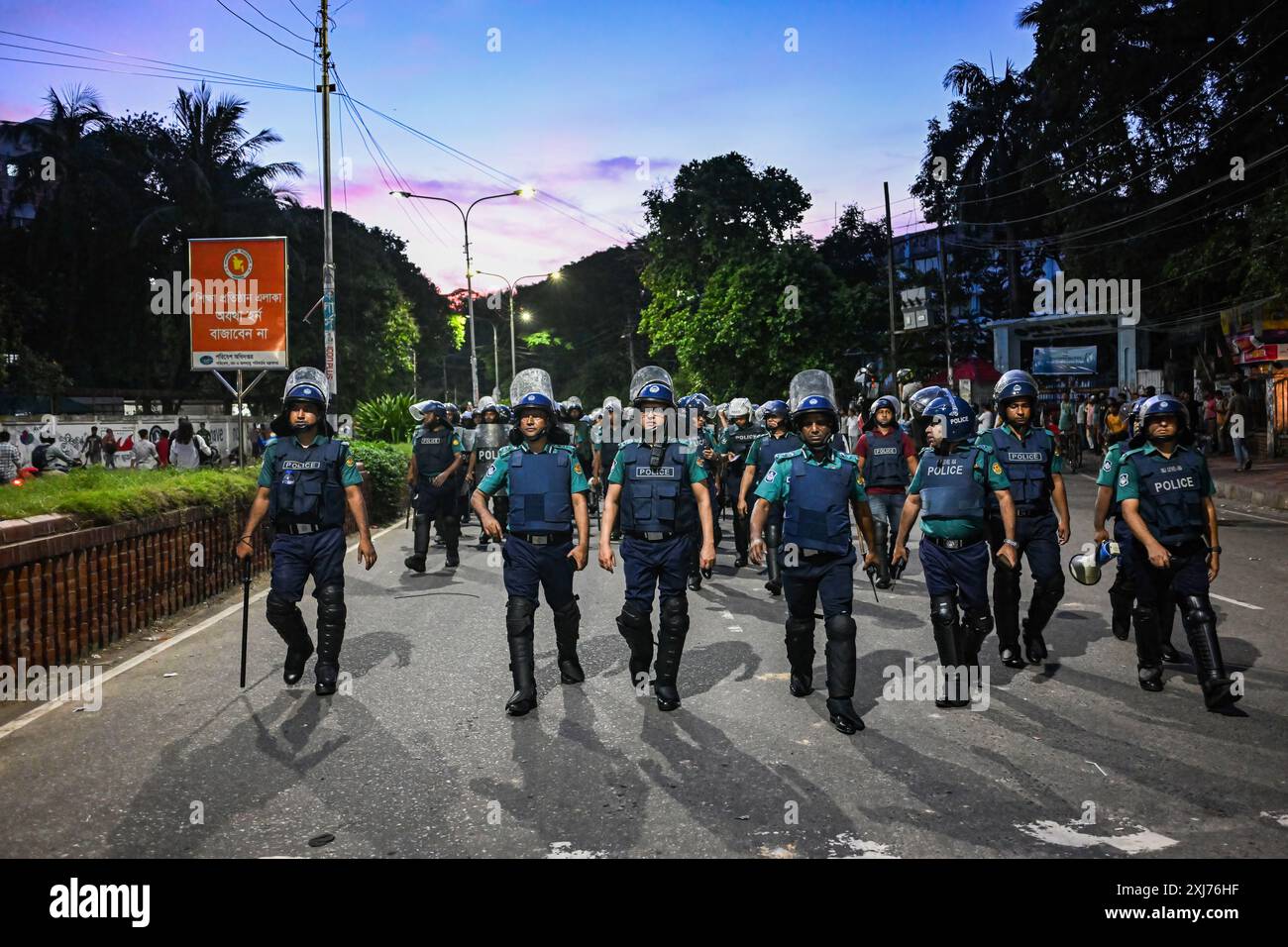 Dacca, Bangladesh. 16 luglio 2024. La polizia del Bangladesh prende posizione nella zona dell'Università di Dhaka, durante gli scontri tra i manifestanti anti anti-quota e i membri della Lega di Chhatra del Bangladesh (BCL) (ala studentesca del partito al potere). Almeno sei manifestanti sono stati uccisi in Bangladesh il 16 luglio durante violenti scontri tra gruppi studenteschi rivali per quote di posti di lavoro governativi, ha detto la polizia, un giorno dopo che più di 400 altri sono rimasti feriti. Credito: SOPA Images Limited/Alamy Live News Foto Stock