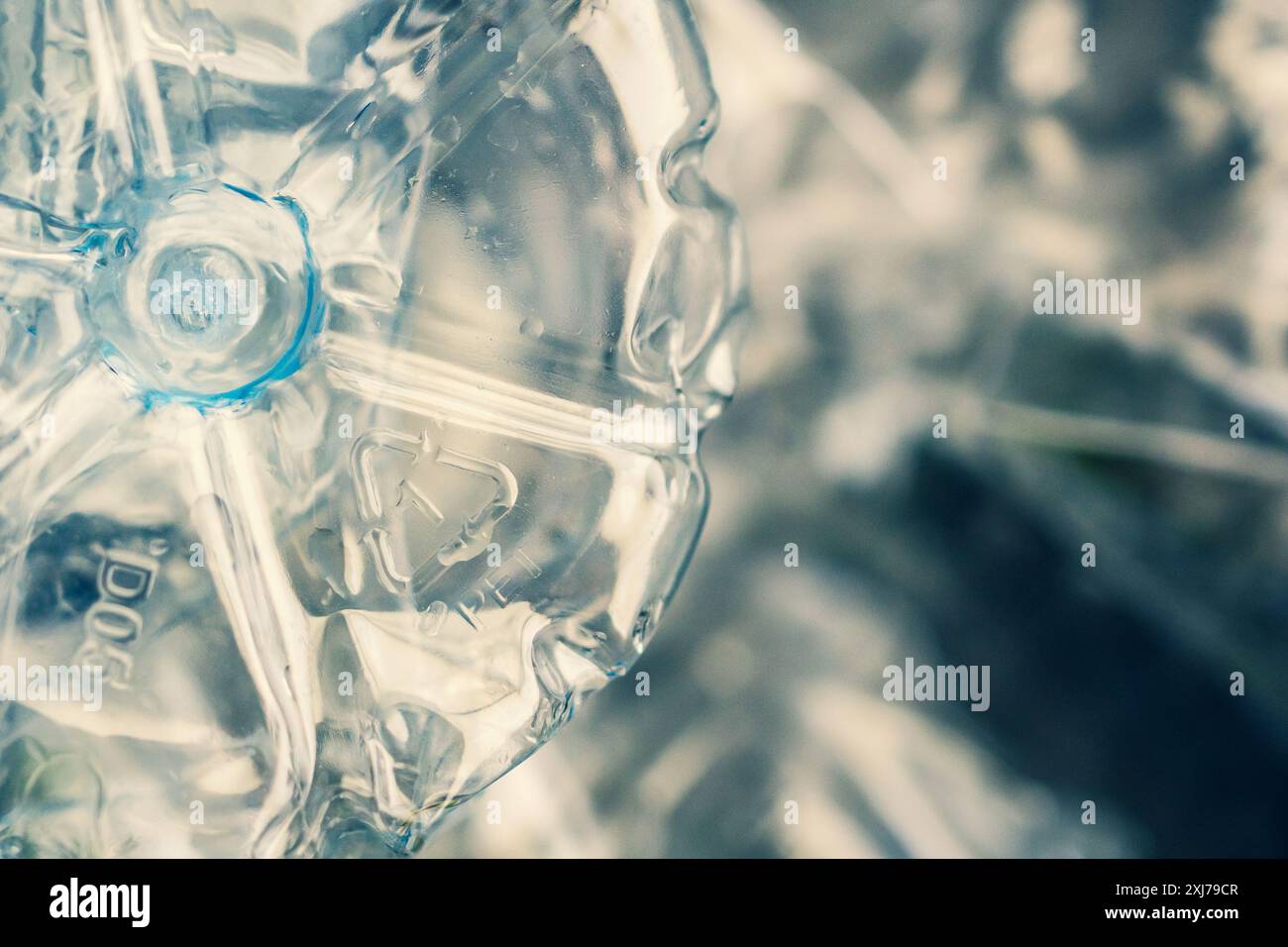 cartello di riciclaggio sul flacone in plastica in polietilene tereftalato Foto Stock