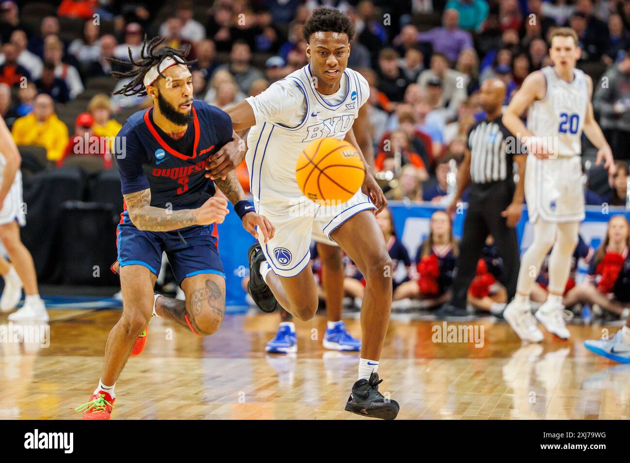 Omaha, Nebraska. Stati Uniti 21 marzo 2024. Brigham Young Cougars Guard Jaxson Robinson (2) e Duquesne Dukes Guard Dae Dae Grant (3) gareggiano per un pallone libero nel 2° tempo durante un campionato di pallacanestro maschile NCAA Division 1 2024, primo turno, partita di basket tra Duquesne Dukes e Brigham Young Cougars al CHI Health Center di Omaha, NE. Duquesne ha vinto 71-67.Michael Spomer/Cal Sport Media/Alamy Live News Foto Stock