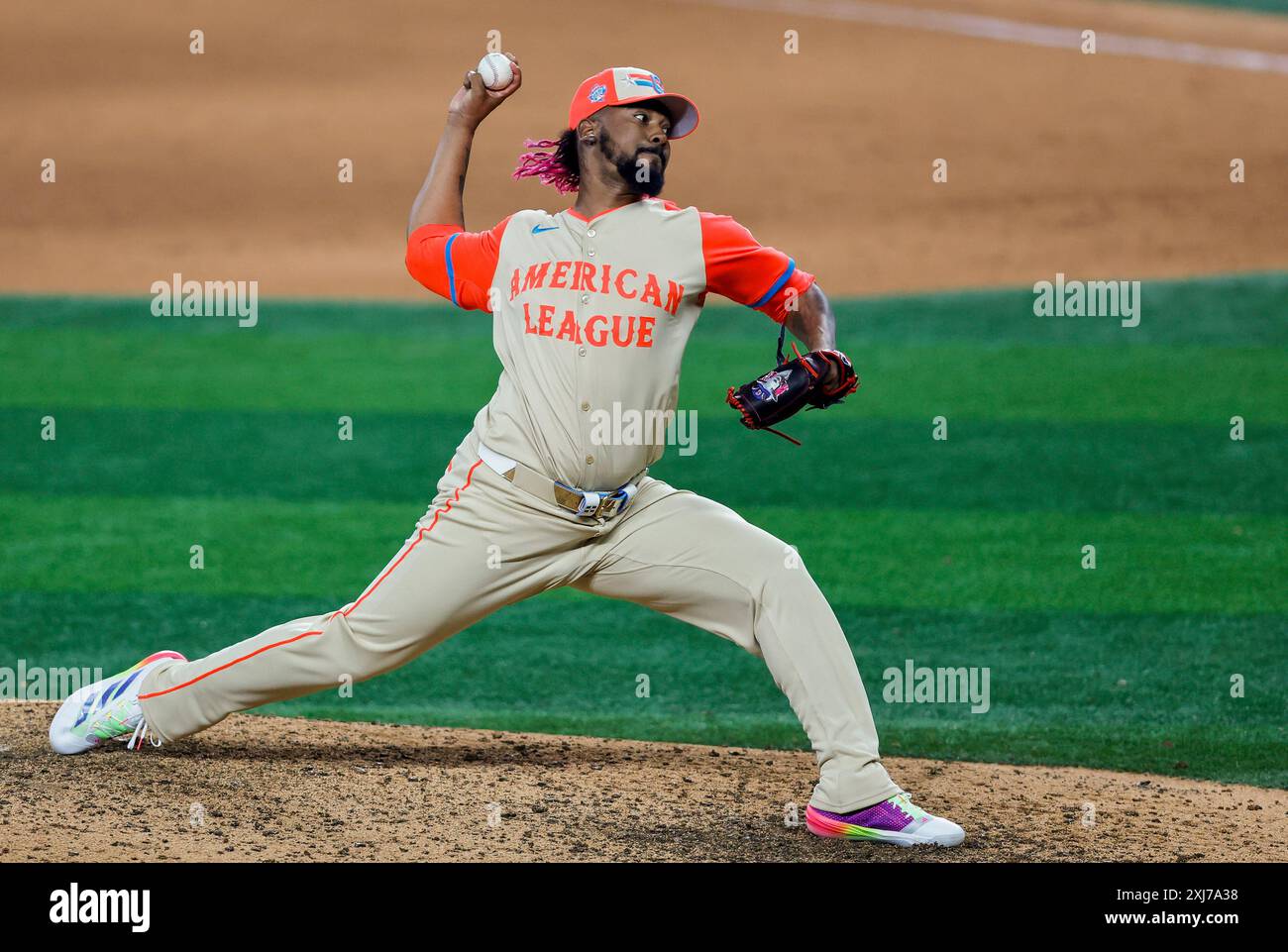 Arlington, Stati Uniti. 16 luglio 2024. Il lanciatore Emmanuel Clase dei Cleveland Guardians consegna alla National League durante il nono inning dell'All Star Game al Globe Life Field di Arlington, Texas, martedì 16 luglio 2024. Foto di Matt Pearce/UPI credito: UPI/Alamy Live News Foto Stock