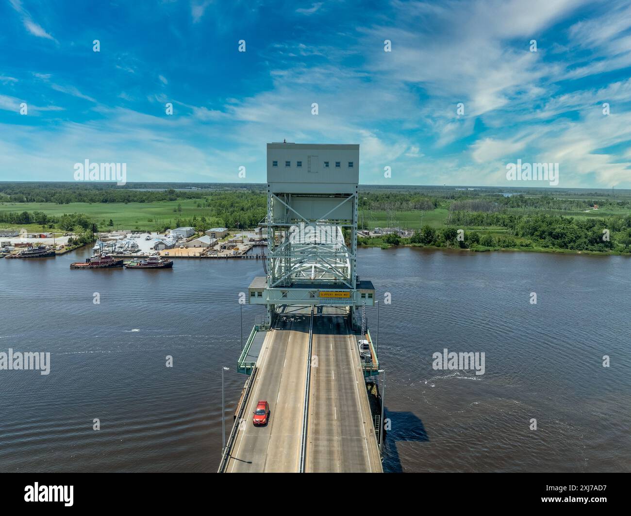 Ponte verticale in acciaio di Cape Fear Memorial Bridge a Wilmington, North Carolina. Porta l'autostrada US17 tra Brunswick e New Hanover County Foto Stock