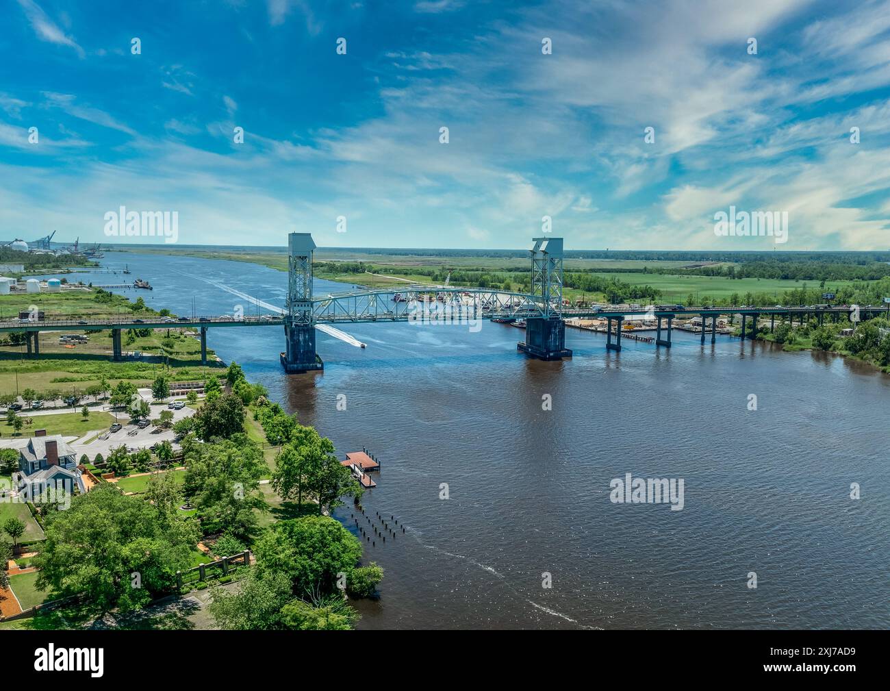 Ponte verticale in acciaio di Cape Fear Memorial Bridge a Wilmington, North Carolina. Porta l'autostrada US17 tra Brunswick e New Hanover County Foto Stock
