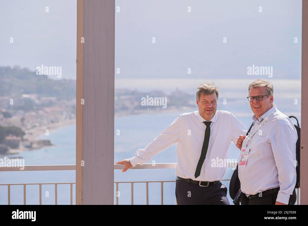 Villa San Giovanni, Italia. 16 luglio 2024. Robert Habeck (Ministro federale dell'economia e della protezione del clima, Germania; (L) visto su una terrazza con un ospite. La riunione del Ministro del commercio del gruppo G7 si è riunita a Villa San Giovanni, presso l'Altafiumara Hotel, con rappresentanti della Commissione europea, dell'Organizzazione internazionale e dei paesi di sensibilizzazione (Brasile, Cile, Turchia, India, Vietnam, nuova Zelanda, Kenya e Corea del Sud). (Foto di Valeria Ferraro/SOPA Images/Sipa USA) credito: SIPA USA/Alamy Live News Foto Stock