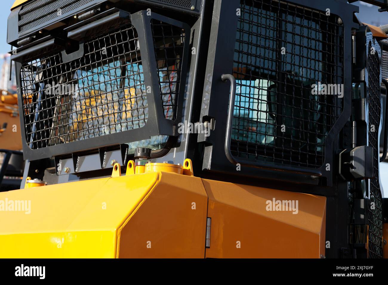 Cabina per macchine edili con struttura ROPS antiribaltamento e strutture di protezione FOPS contro la caduta di oggetti. Messa a fuoco selettiva. Foto Stock