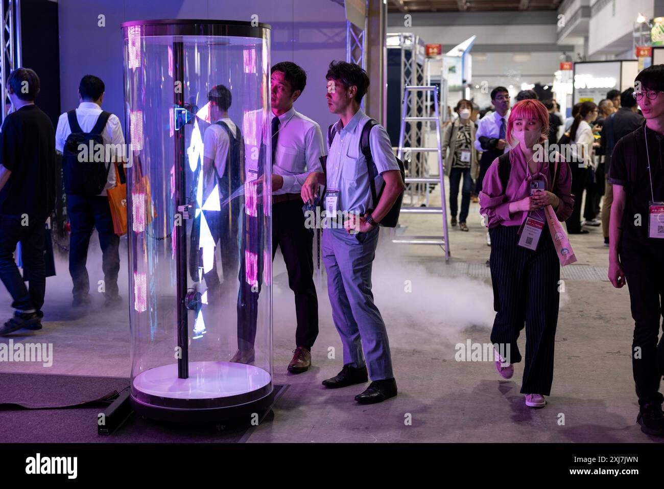 Tokyo, Giappone. 3 luglio 2024. I visitatori dell'Amusement & Leisure Expo Tokyo at Tokyo Big Sight guardano un'installazione luminosa. 3 luglio 2024. - 20240703 PD18848 credito: APA-PictureDesk/Alamy Live News Foto Stock