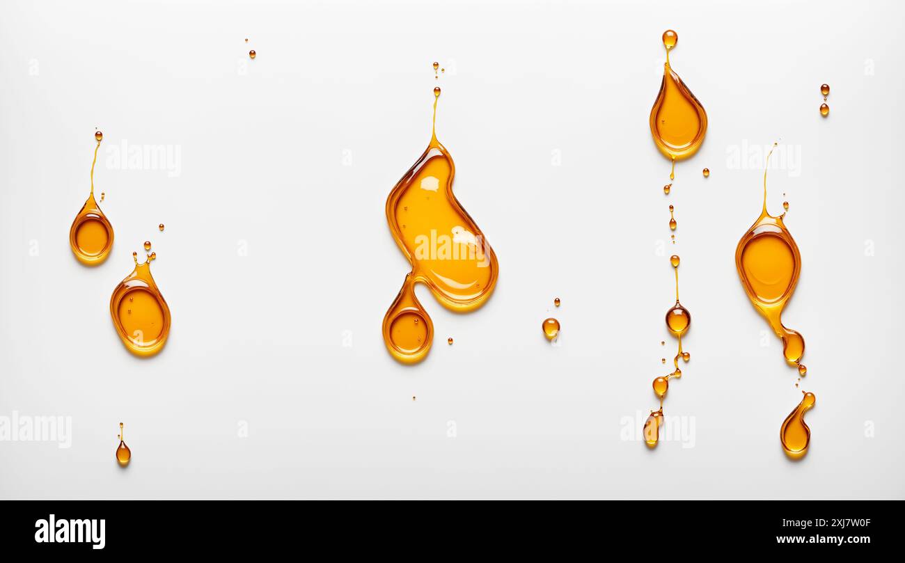 Un'immagine ravvicinata del miele dorato cade e spruzza su una superficie bianca. Il liquido crea motivi e texture interessanti. rendering 3d. Foto Stock