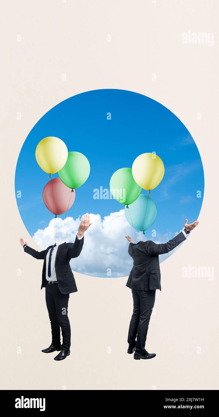Due uomini tengono i palloncini in mano, uno dei quali indossa una cravatta. I palloncini sono colorati e sembrano galleggiare nell'aria. Concetto di c Foto Stock