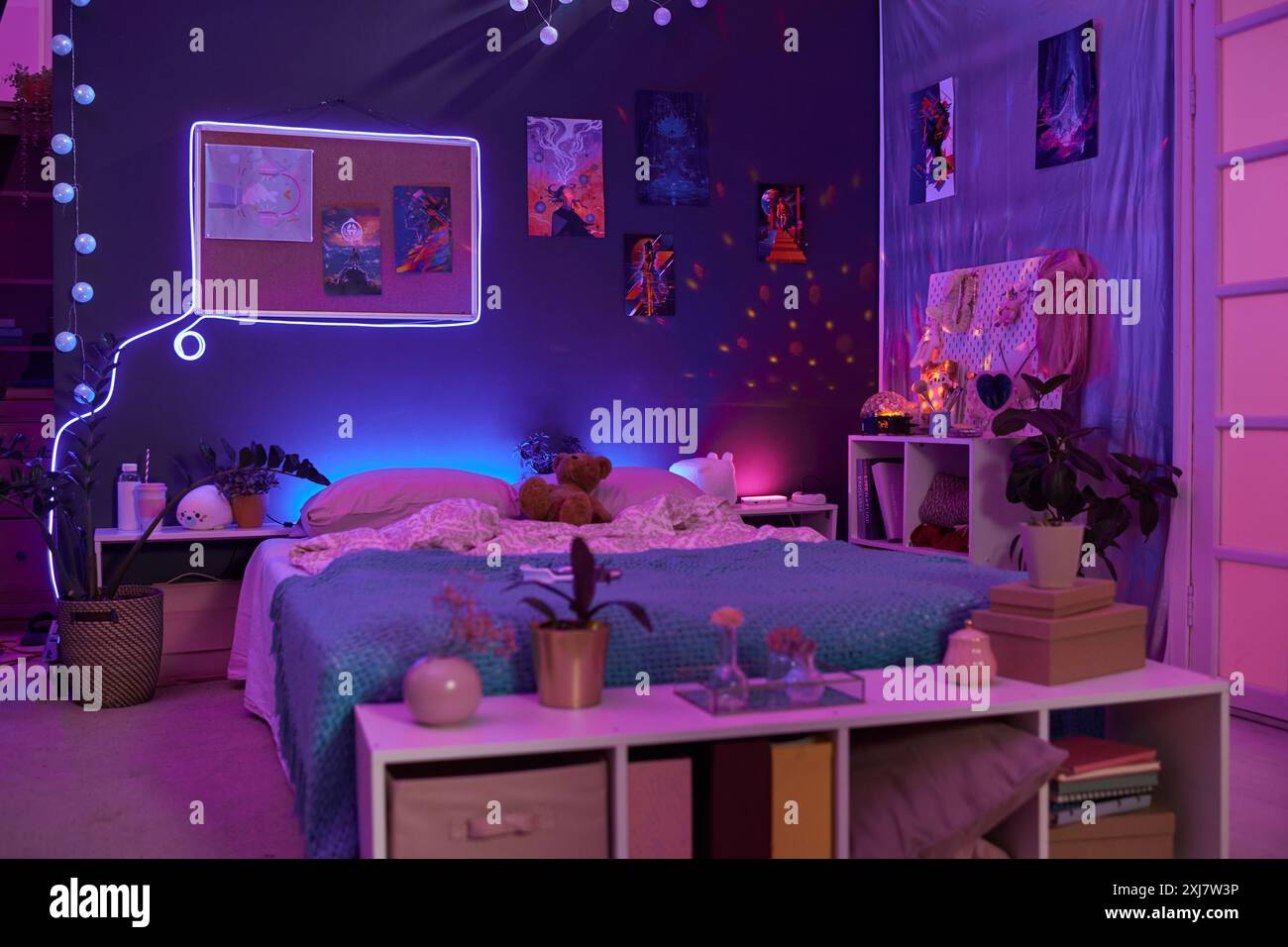 Immagine di sfondo dell'interno della stanza delle ragazze con luci al neon rosa e viola su un comodo letto e spazio per le copie artistiche fluorescenti Foto Stock