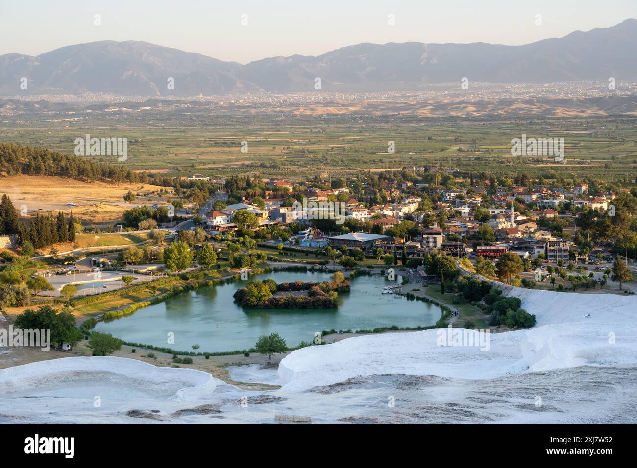 Piscine naturali in travertino e terrazze a Pamukkale. Travertini senza acqua nelle loro piscine Foto Stock