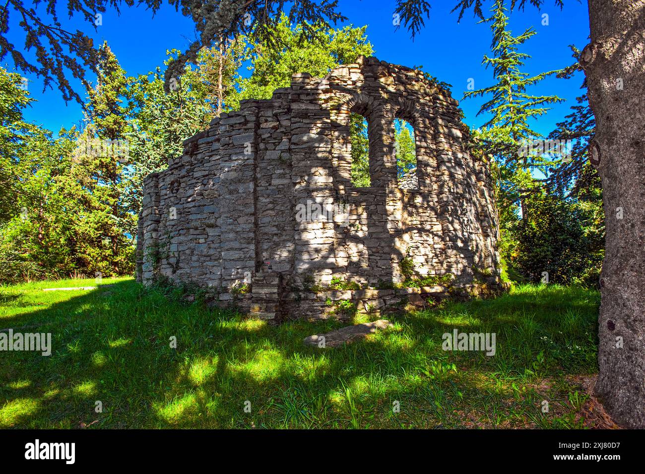 Italia Piemonte Domodossola Sacro Monte grado del castello di Mattarella rovine romaniche del battistero Foto Stock
