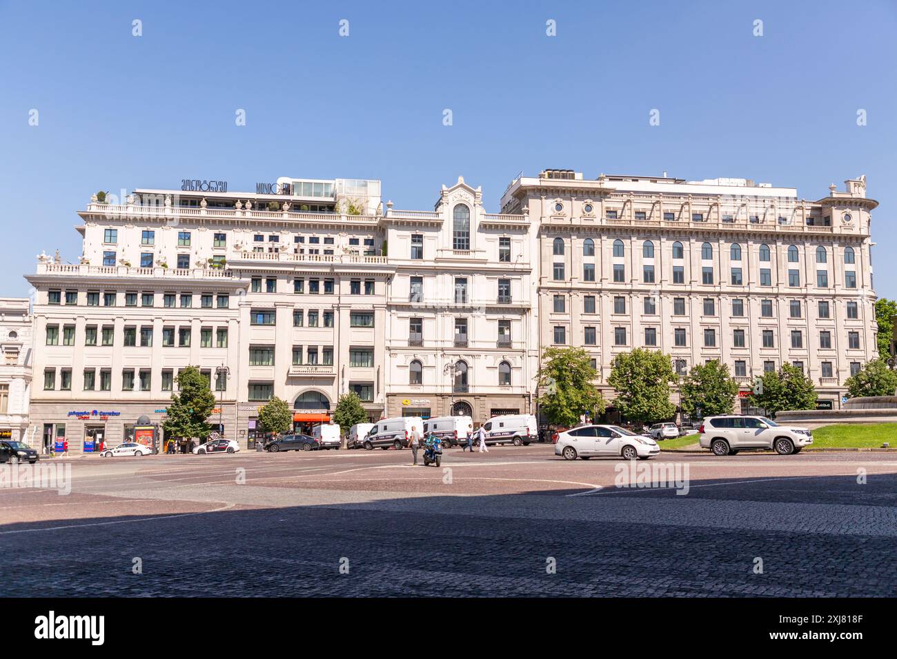 Tbilisi, Georgia - 24 GIUGNO 2024: Liberty Square si trova nel centro di Tbilisi, Georgia, all'estremità orientale di Rustaveli Avenue. Foto Stock
