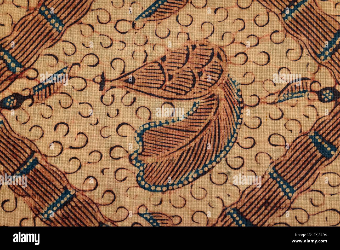 Dettagli closeup dei tessuti sarong batik indonesiani dei primi anni '900. Tutti fatti a mano con cantare e cera calda in modo giavanese tradizionale. Foto Stock