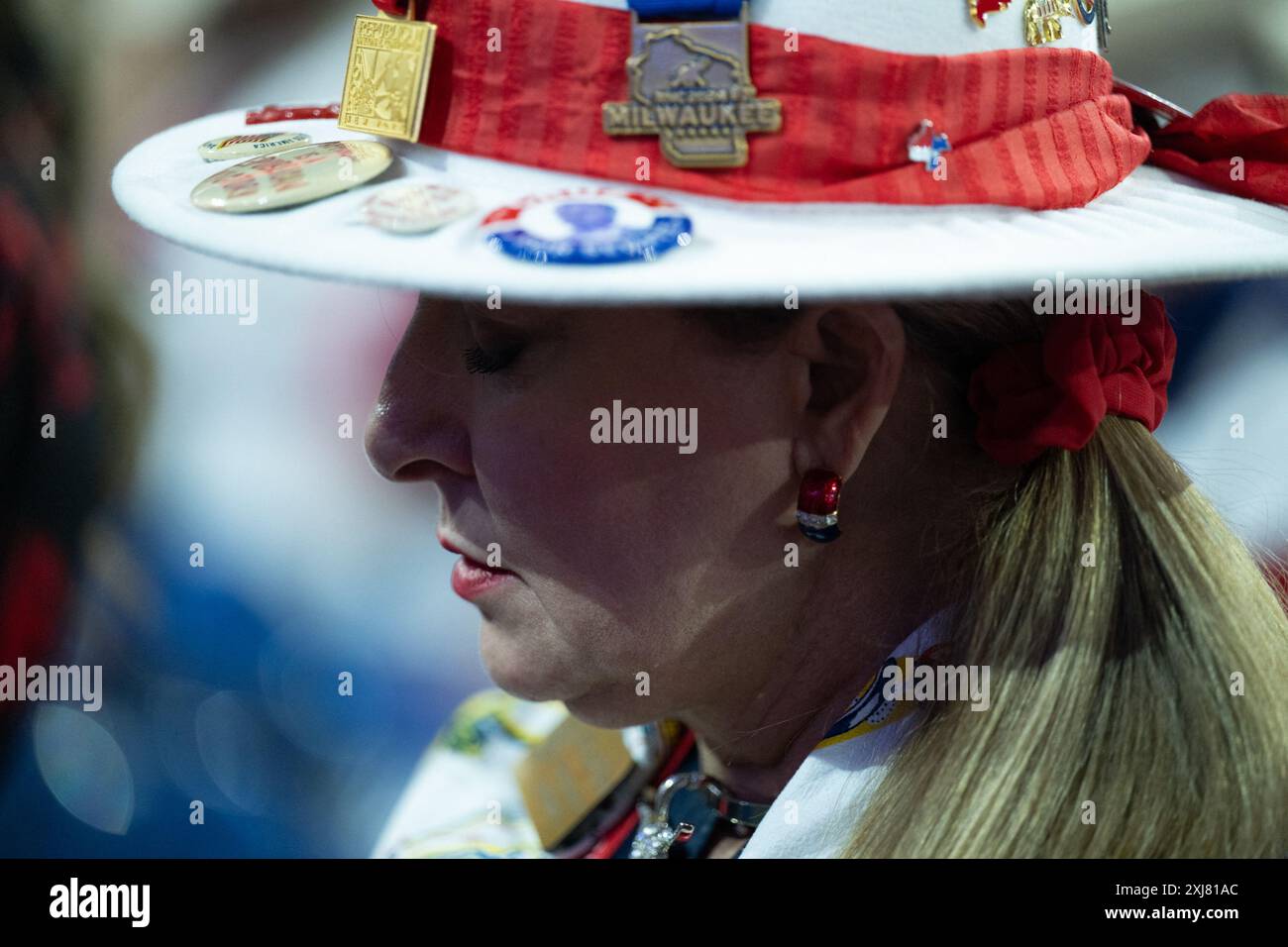 Una partecipante chiude gli occhi in preghiera alla Convention nazionale repubblicana di Milwaukee, WI, USA, al Fiserv Forum di martedì 16 luglio 2024. Uno ad uno, i rivali sconfitti di Donald Trump per la nomina repubblicana del 2024 sono saliti sul palco per cantare le sue lodi alla convention del partito martedì sera. Dal suo box appena sopra il piano della convention, Trump sorrideva a volte mentre guardava i suoi ex avversari Nikki Haley, Ron DeSantis e Vivek Ramaswamy esprimere il loro pieno sostegno alla sua candidatura. Foto di Annabelle Gordon/CNP/ABACAPRESS. COM Foto Stock