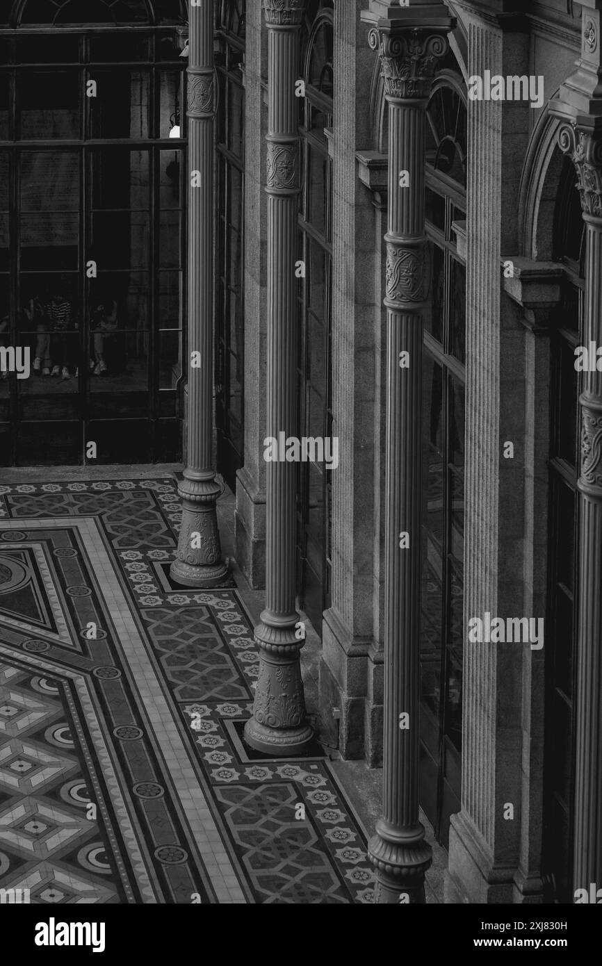 Una foto in bianco e nero che mostra una fila di colonne in un edificio Foto Stock