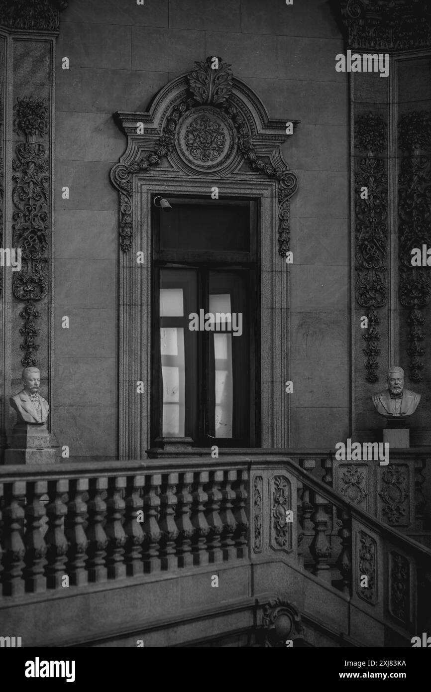 Foto in bianco e nero di un edificio con scale e finestre che mostrano simmetria Foto Stock